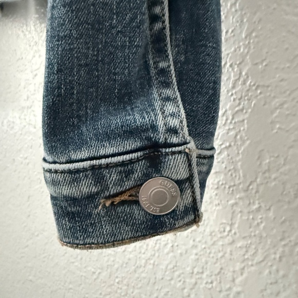 Guess NWT Women’s Distressed Denim Jacket Size Small - Picture 5 of 15